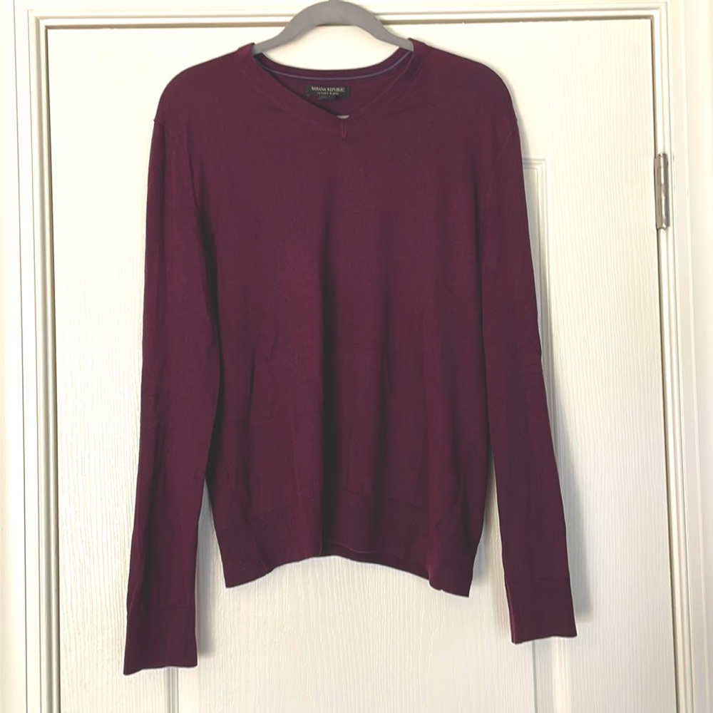 Men’s/Unisex Banana Republic maroon v-neck sweater